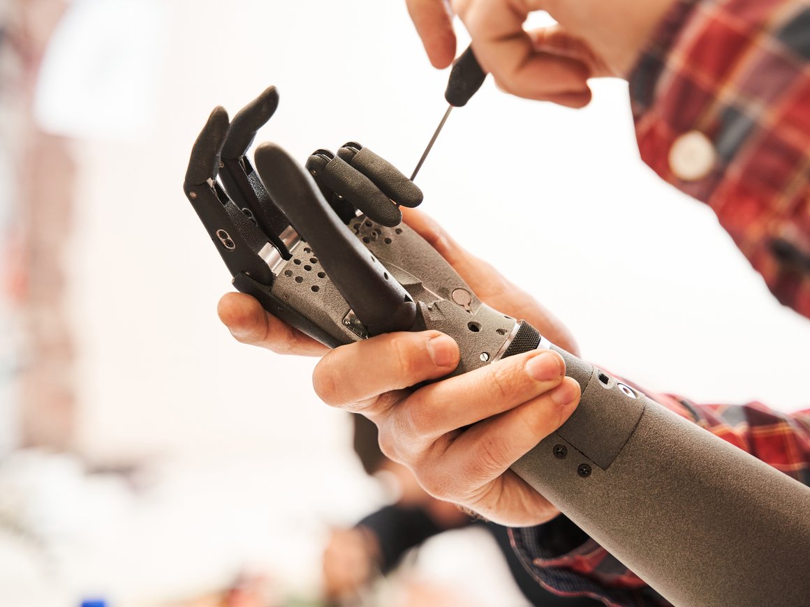 Пекинский институт решил запатентовать в России систему объединения механической руки и роботизированной кисти