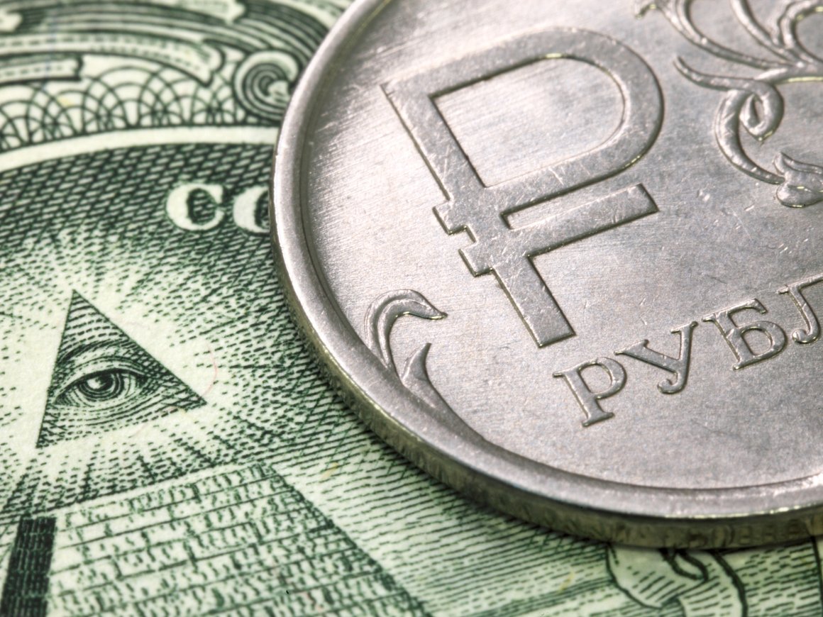 Курс доллара ЦБ превысил 103 рубля впервые с марта 2022 года