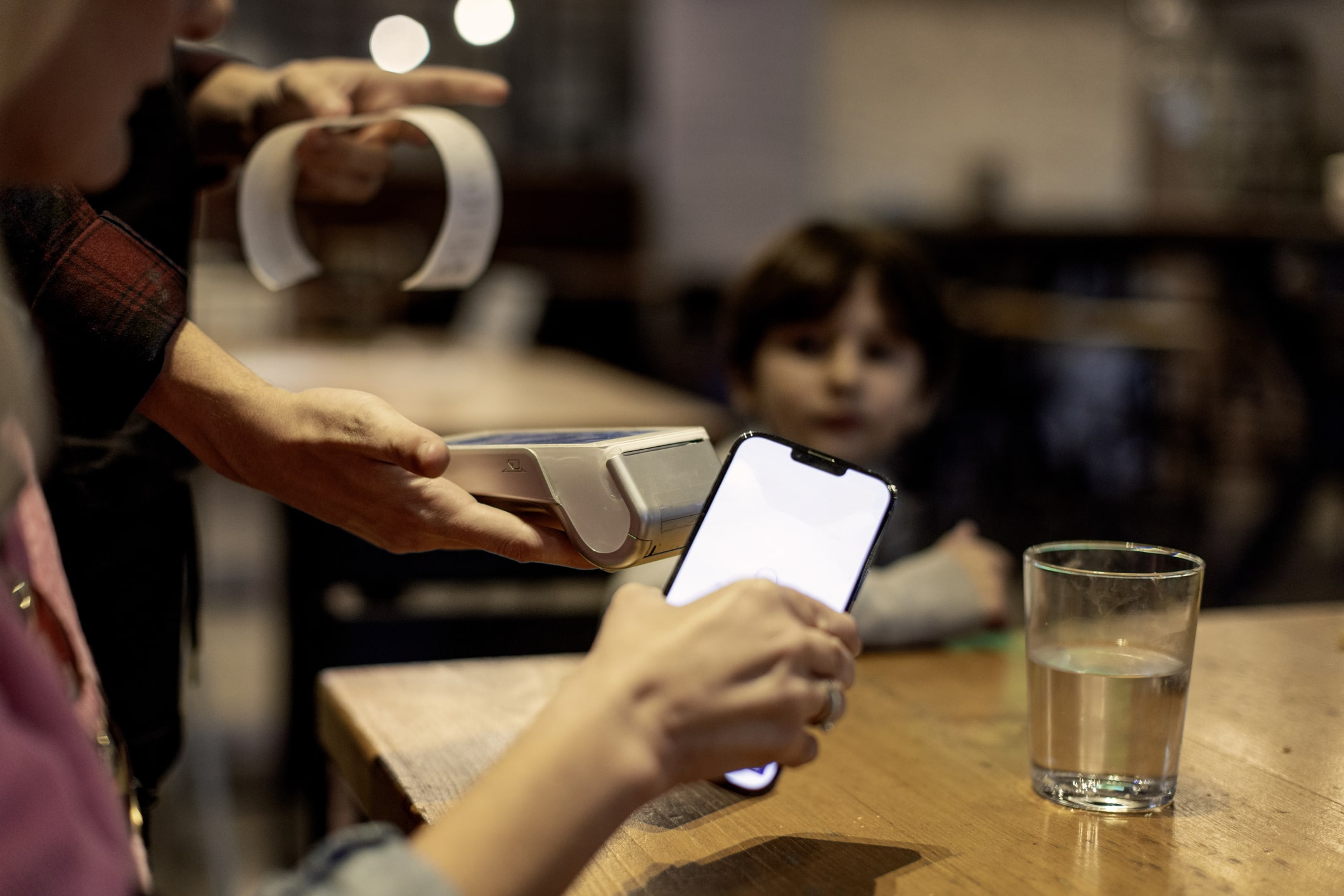 Пользователи iOS в России смогут оплачивать покупки без Apple Pay