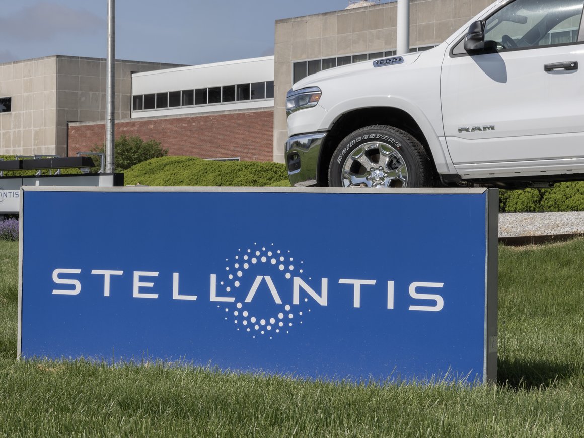 Глава производителя Peugeot, Citroën и Jeep ушел в отставку