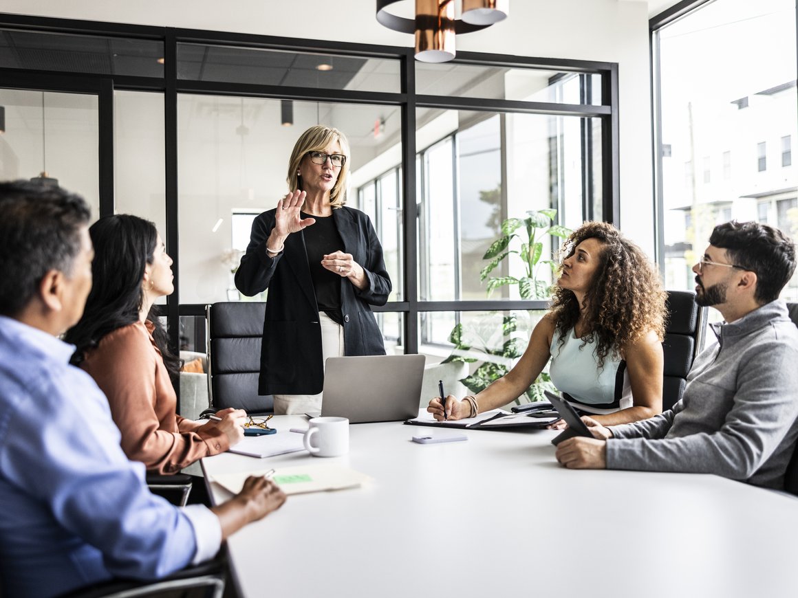 Мишустину предложили юридически закрепить выплату 13-й зарплаты