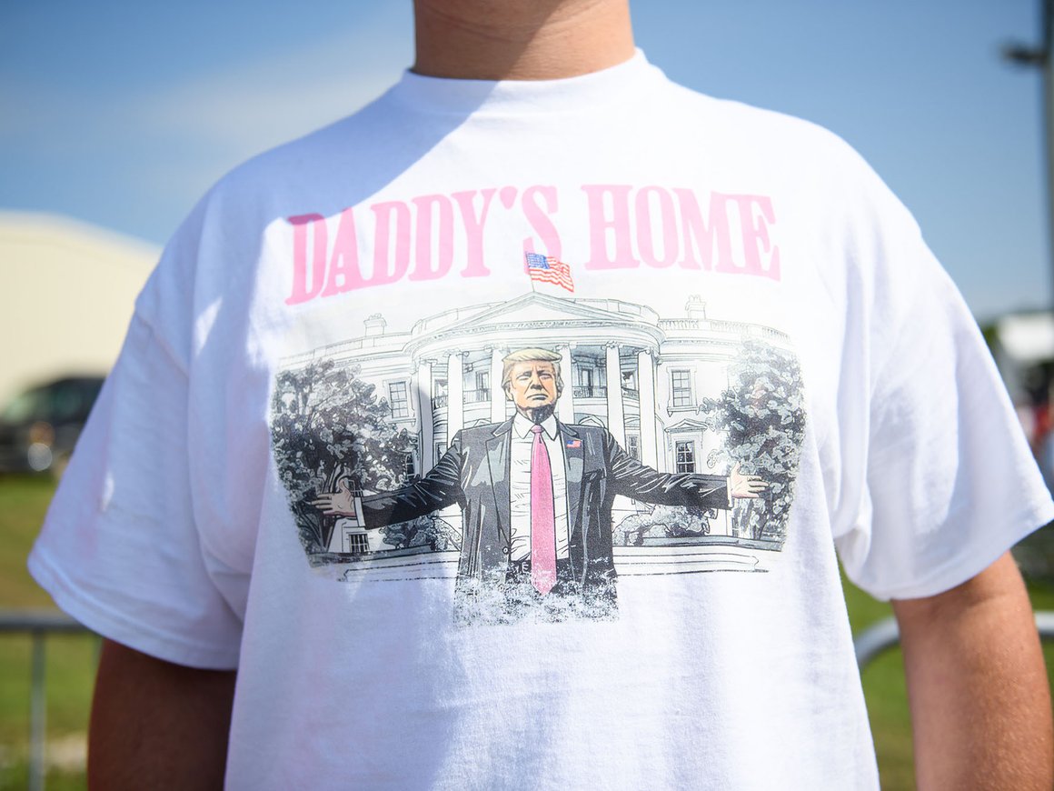 В России начали скупать товары с Трампом за неделю до выборов в США