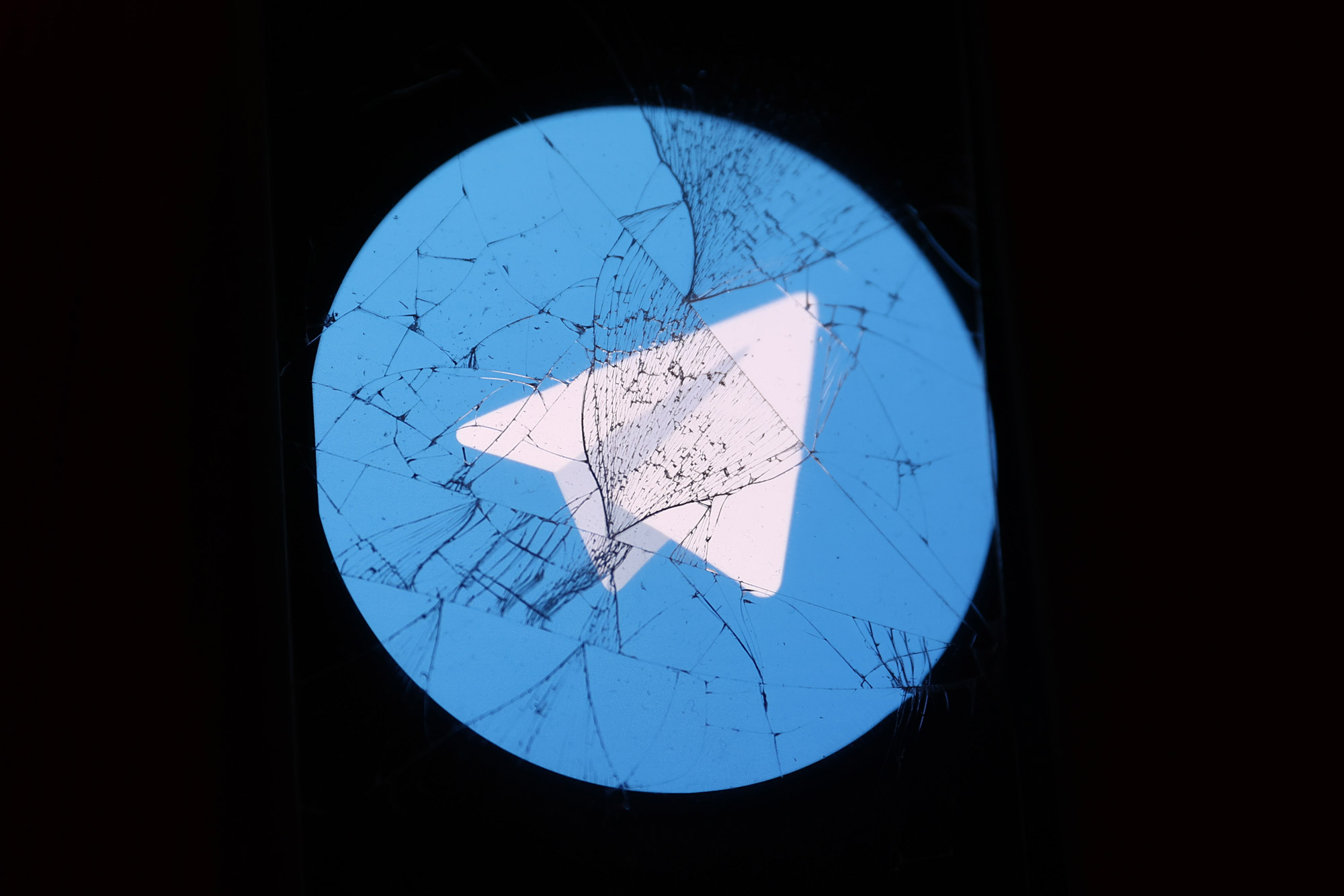 Пользователи пожаловались на сбой в работе Telegram и операторов связи 24 января