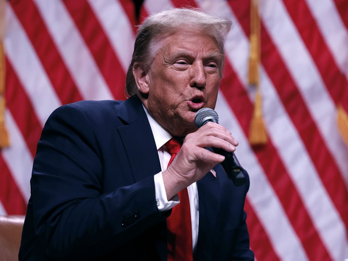 Трамп потерял $2,4 млрд из-за обвала акций владельца Truth Social