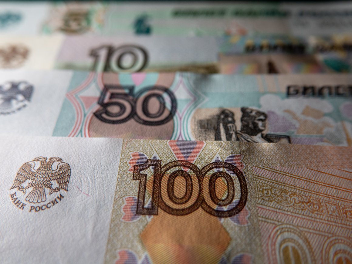 Эксперты предсказали замедление роста зарплат в два раза в 2025 году