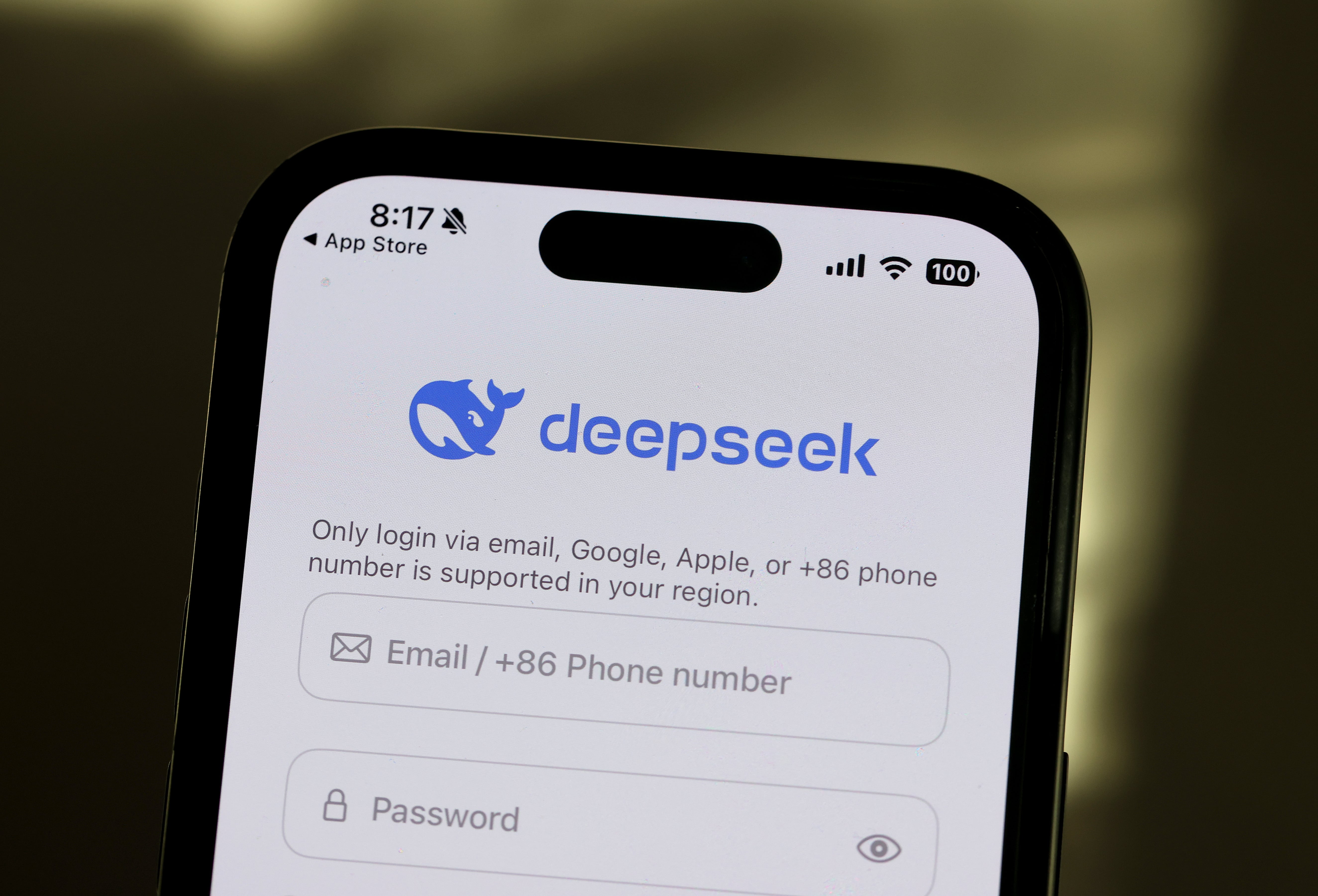 Китайская нейросеть DeepSeek ограничила регистрацию пользователей из-за кибератаки