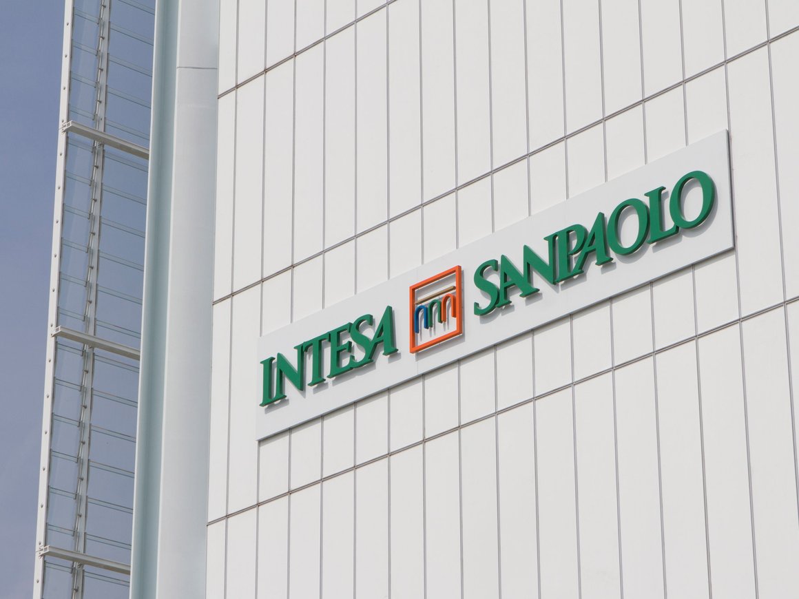 Крупнейший банк Италии Intesa Sanpaolo перестанет принимать платежи в евро из России — «Ведомости»