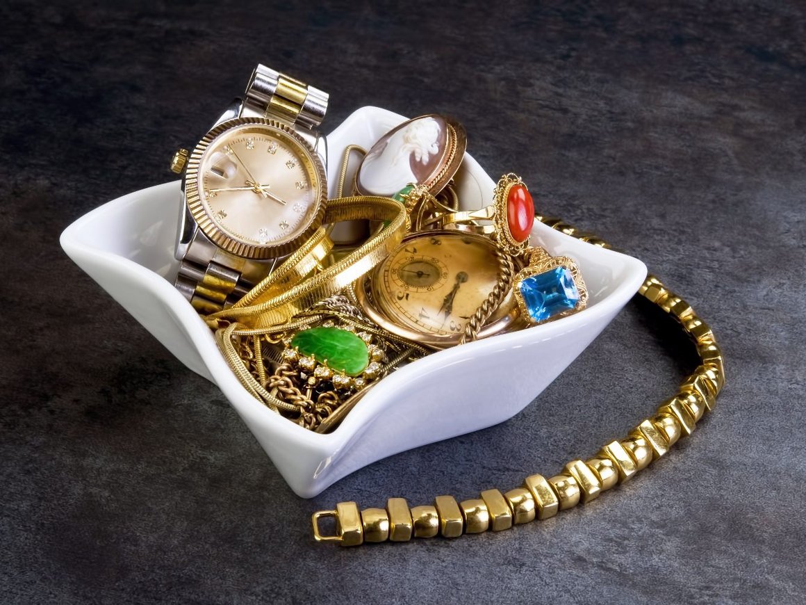 Из российских ломбардов стали реже выкупать заложенные вещи — Банк России