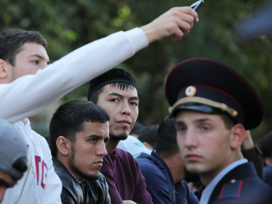 ЦБ решил усилить контроль за банковскими счетами мигрантов