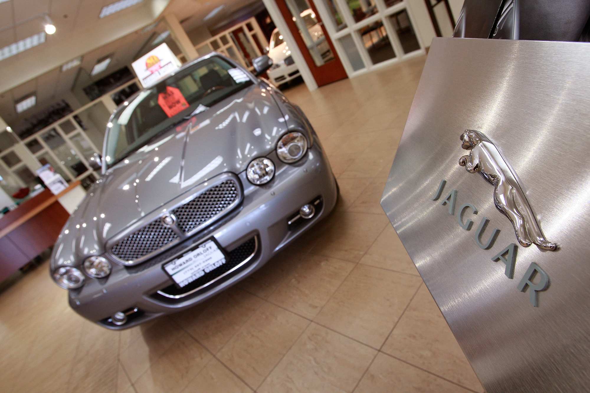 Британская Jaguar Land Rover избавилась от российского бизнеса с помощью топ-менеджеров