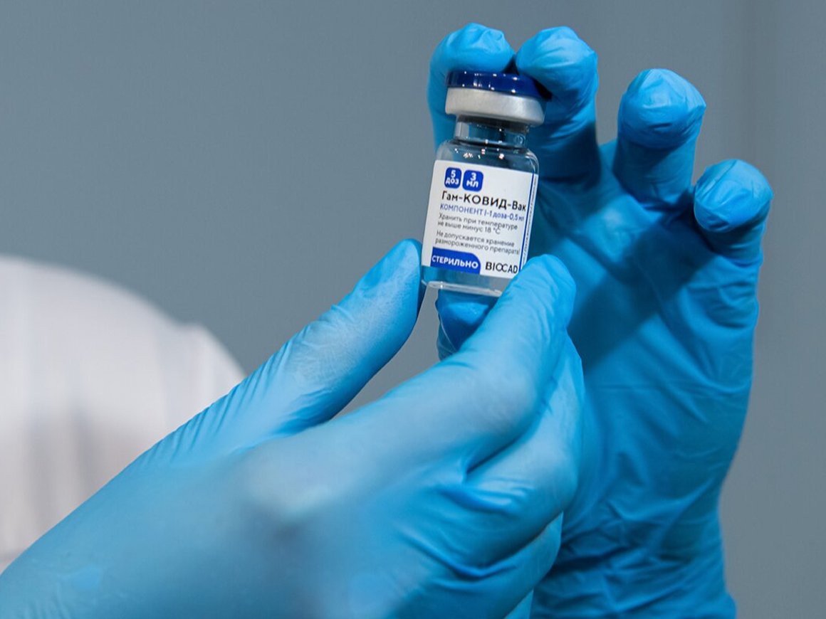 Пункт вакцинации в ГУМе закрыли из-за ажиотажа