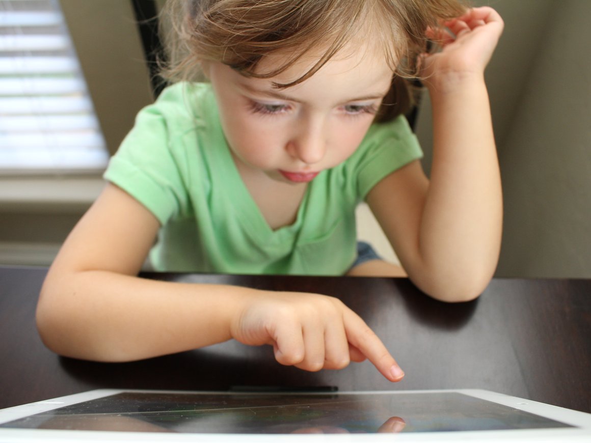 Как научить детей критически оценивать то, что они видят по телевизору и в соцсетях