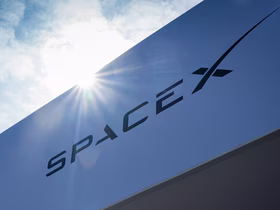 Здание с логотипом SpaceX