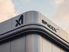 Логотип  xAI и SpaceX на здании