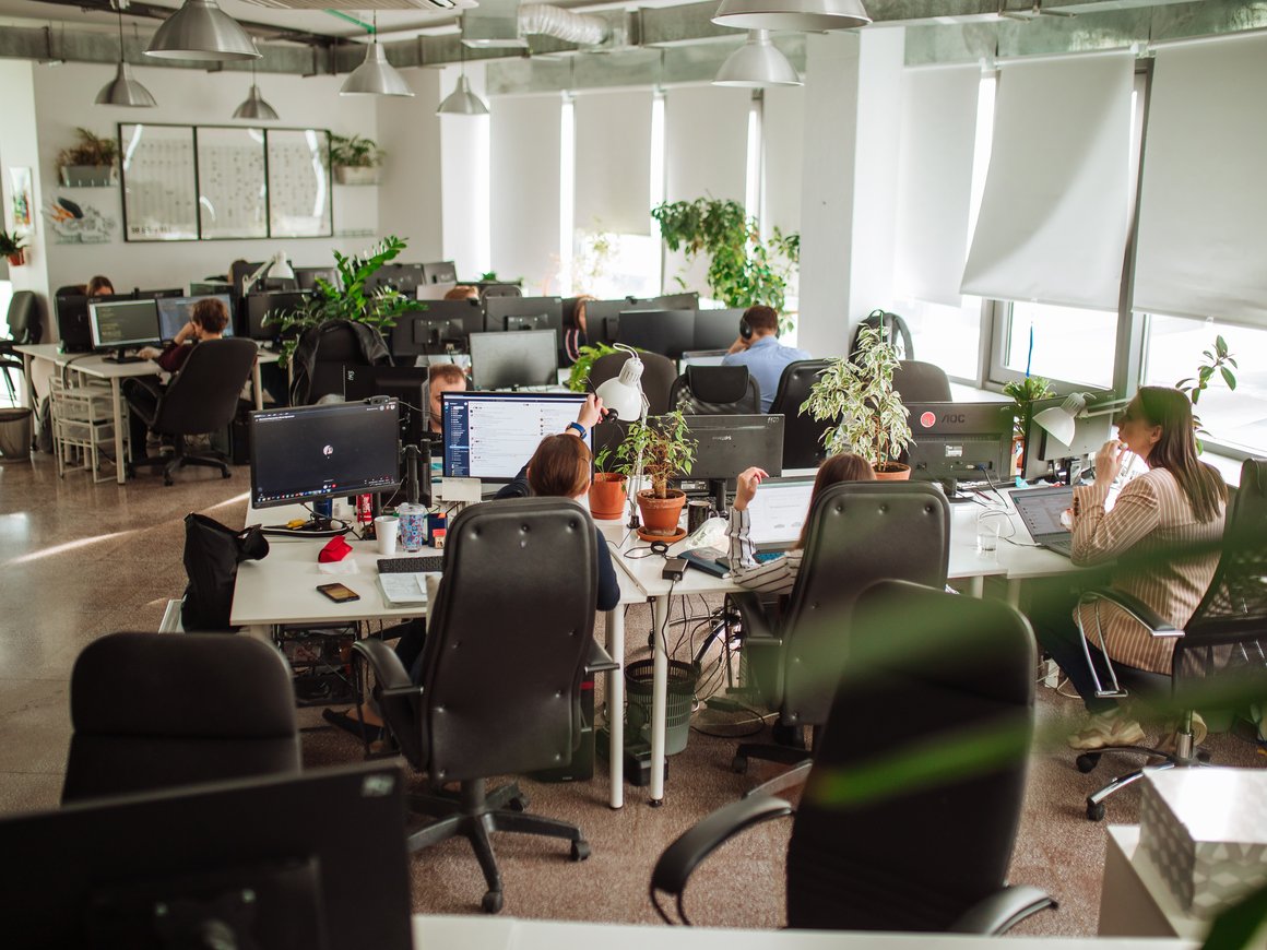 Как работодателю оформлять документы с сотрудником, который уехал в другую страну?