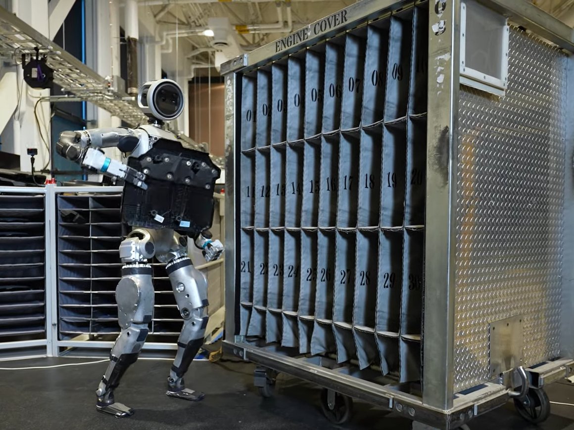 Новое видео Boston Dynamics: робот-гуманоид автономно сортирует запчасти