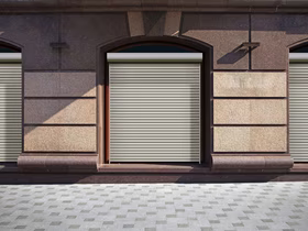 Бренды уходят из офлайна: доля магазинов одежды и обуви в российских ТЦ упала на 15% — их место занимают фудкорты