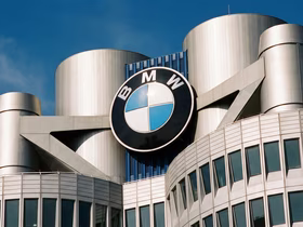 Знак BMW на заводе