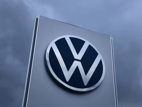 Volkswagen планирует заморозить зарплаты сотрудников до 2030 года: под угрозой — значительная часть штата