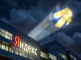 Логотип «Директа» светит на вывеску Яндекс с неба