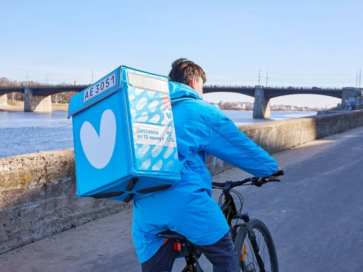 Курьеры в Москве обогнали по зарплате людей с высшим образованием