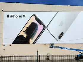 Реклама iPhone X на здании