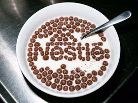 Логотип Nestle в блюдце с сухим завтраком