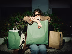 Половина жителей России испытывают финансовый стресс перед праздниками: 10% хотят взять кредит — 5% уже взяли