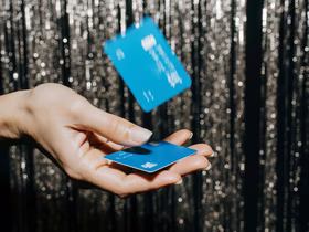 Почти у половины россиян растут расходы перед Новым годом: 34% тратят на покупки накопленные средства