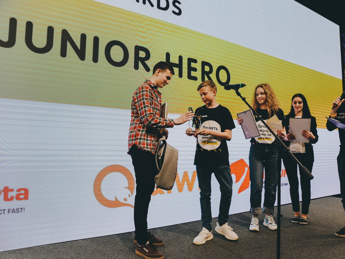 «Давайте мы раскрасим ящик, а вы дадите денежку». Как старшеклассник из Читы зарабатывает, преображая город