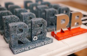 Победителям премии RB Digital Awards 2022 вручили статуэтки из переработанного океанского пластика