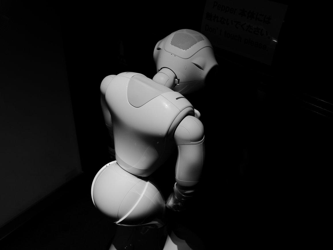 Почему нам становится грустно, когда «умирают» роботы?