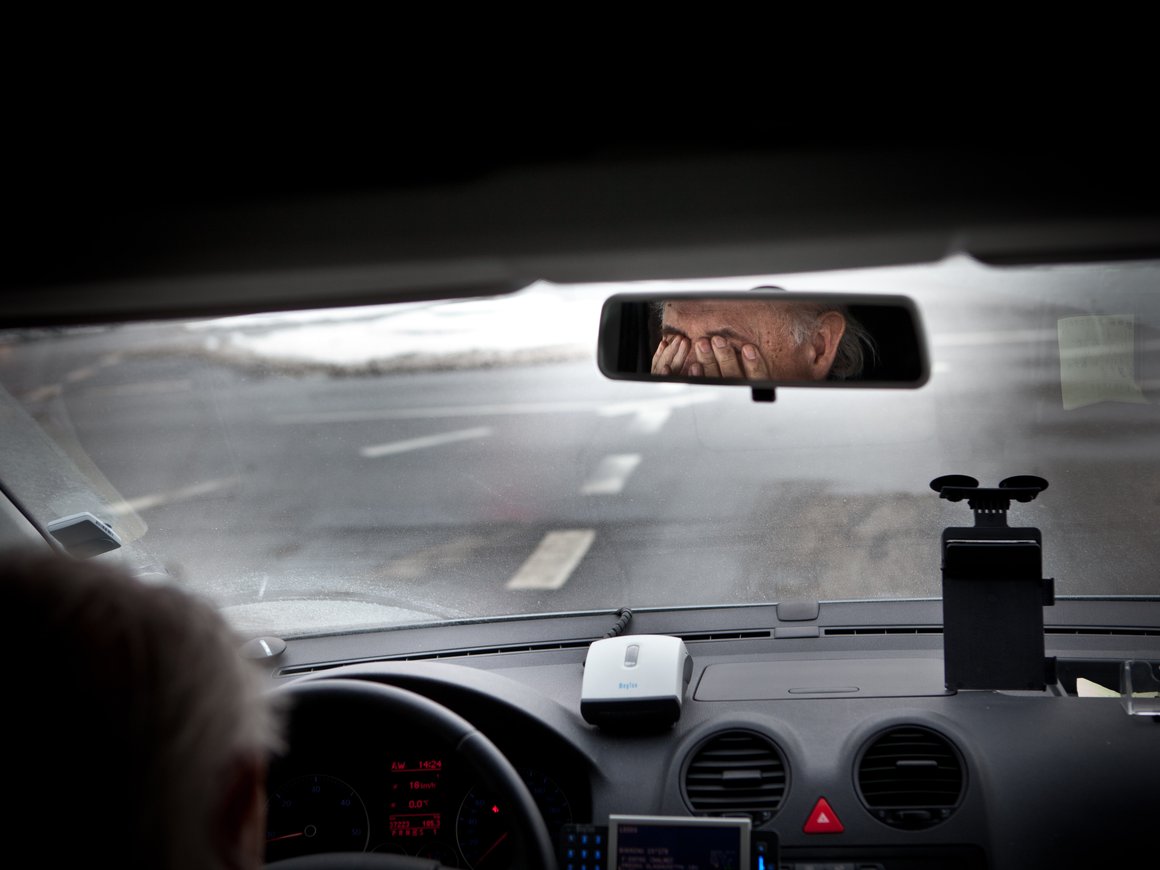 Таксисты попросили не заставлять их покупать автомобили российской сборки