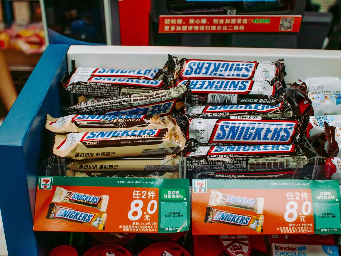 Производитель батончиков Snickers извинился перед китайскими клиентами за неудачную рекламу