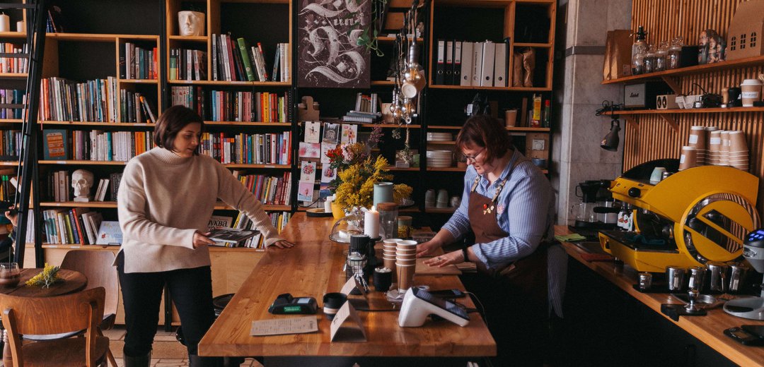 «Мы считаем себя в первую очередь книжным магазином. Но основную прибыль нам приносит кофе»
