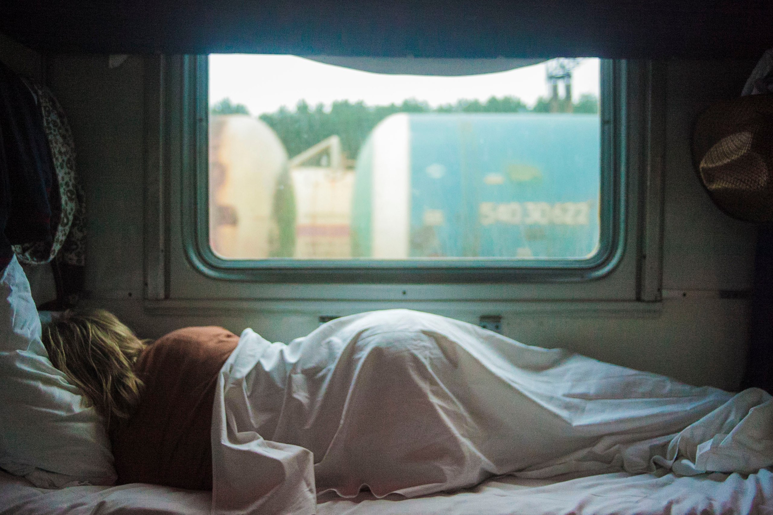 В чем спать в поезде. Девушка в поезде. Девушка в вагоне поезда. Девушка ВВ пое. Поезд.