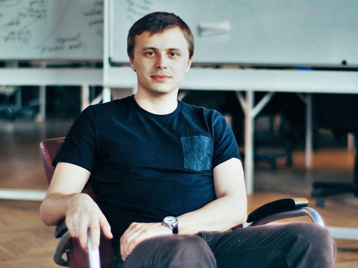 Рабочее место: Глеб Калинин, продакт-менеджер Ozon.travel