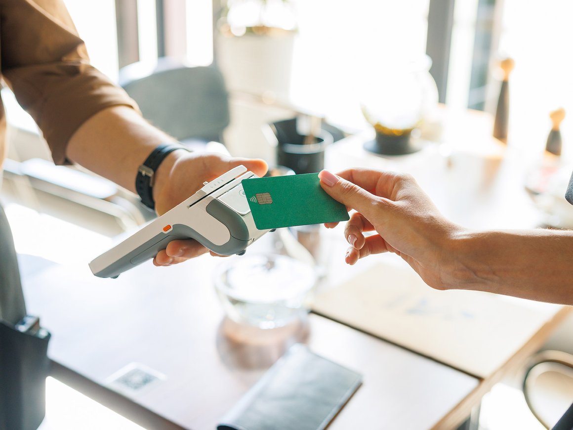 Ряд казахстанских банков возобновил выдачу карт нерезидентам