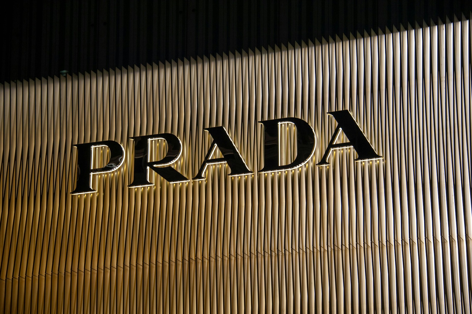 Prada договорилась о покупке Versace за $1,4 млрд