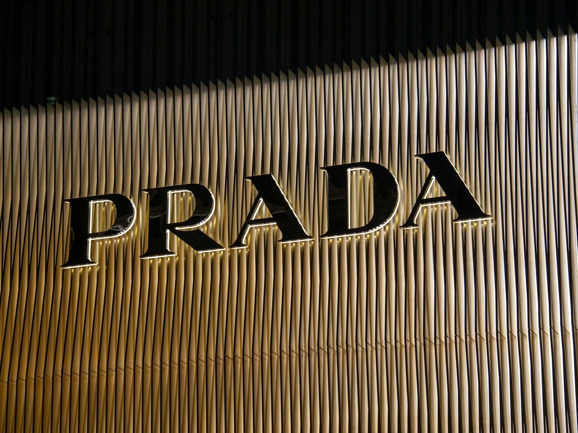 Prada договорилась о покупке Versace за $1,4 млрд