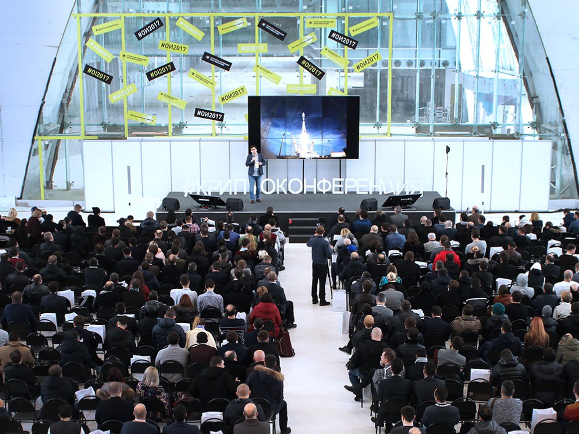 Когда нужно найти ключевого спикера за 30 минут: почему не стоит бояться форс-мажоров на конференциях