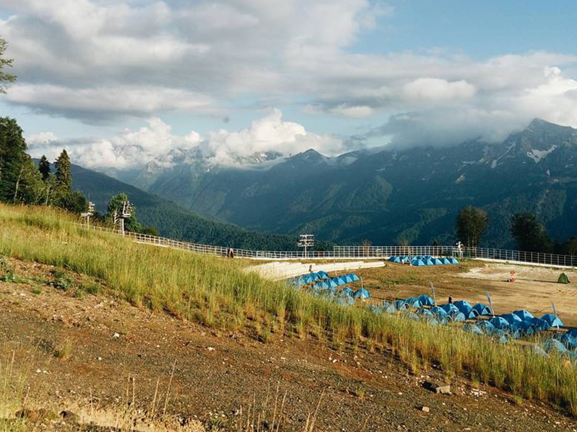 Соревнования на яхтах, хакатоны и восхождение на Эльбрус — как компании не дают заскучать своим сотрудникам