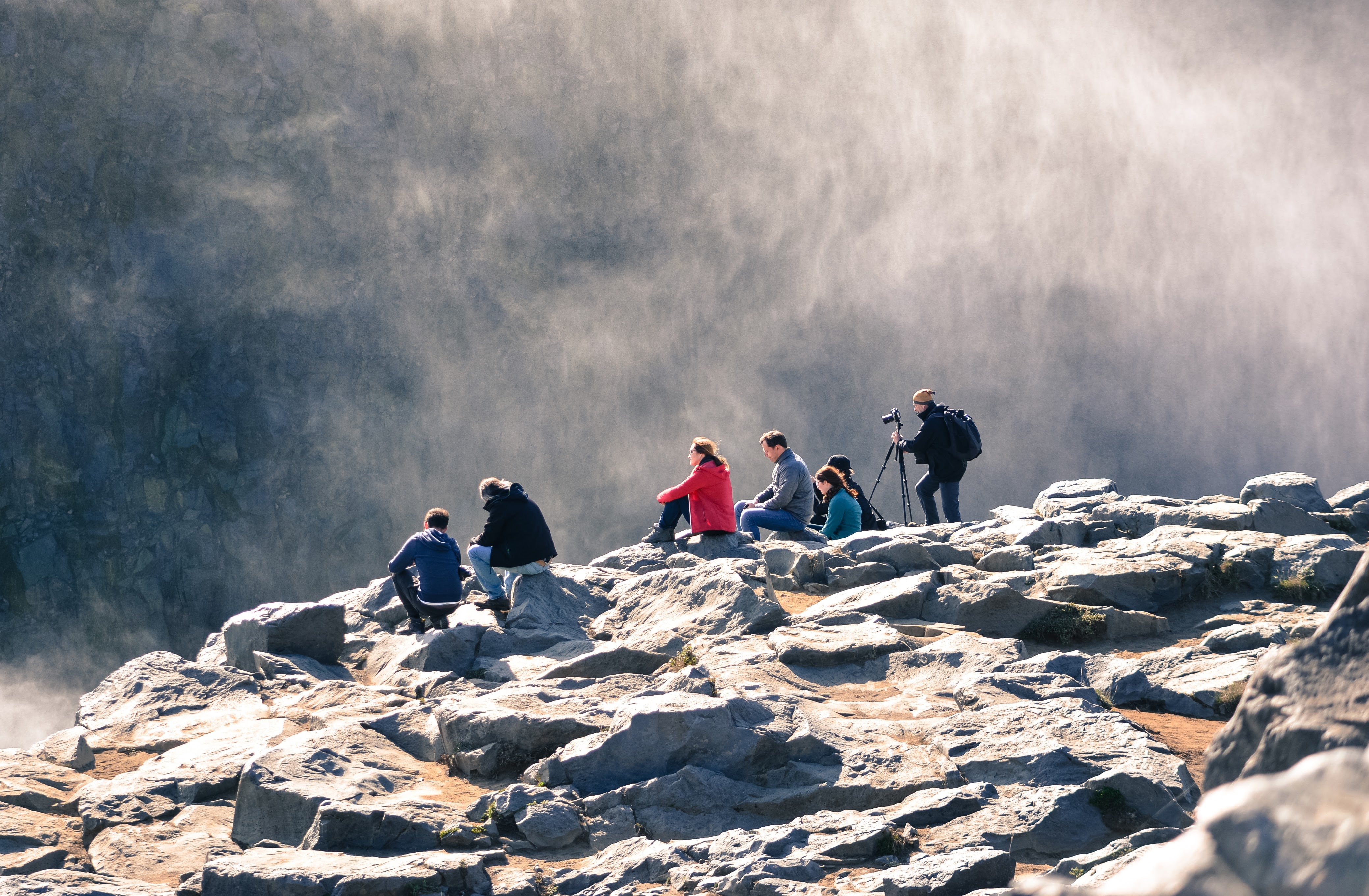 Mountain group. Человек в горах. Много людей в горах. Группа людей на горе. Много людей на горе.