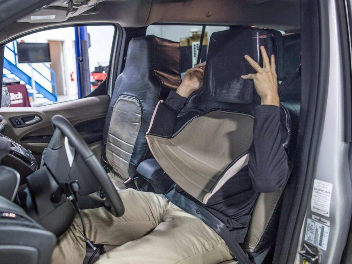 Водитель Ford замаскировался под кресло, чтобы проверить реакцию прохожих на беспилотник