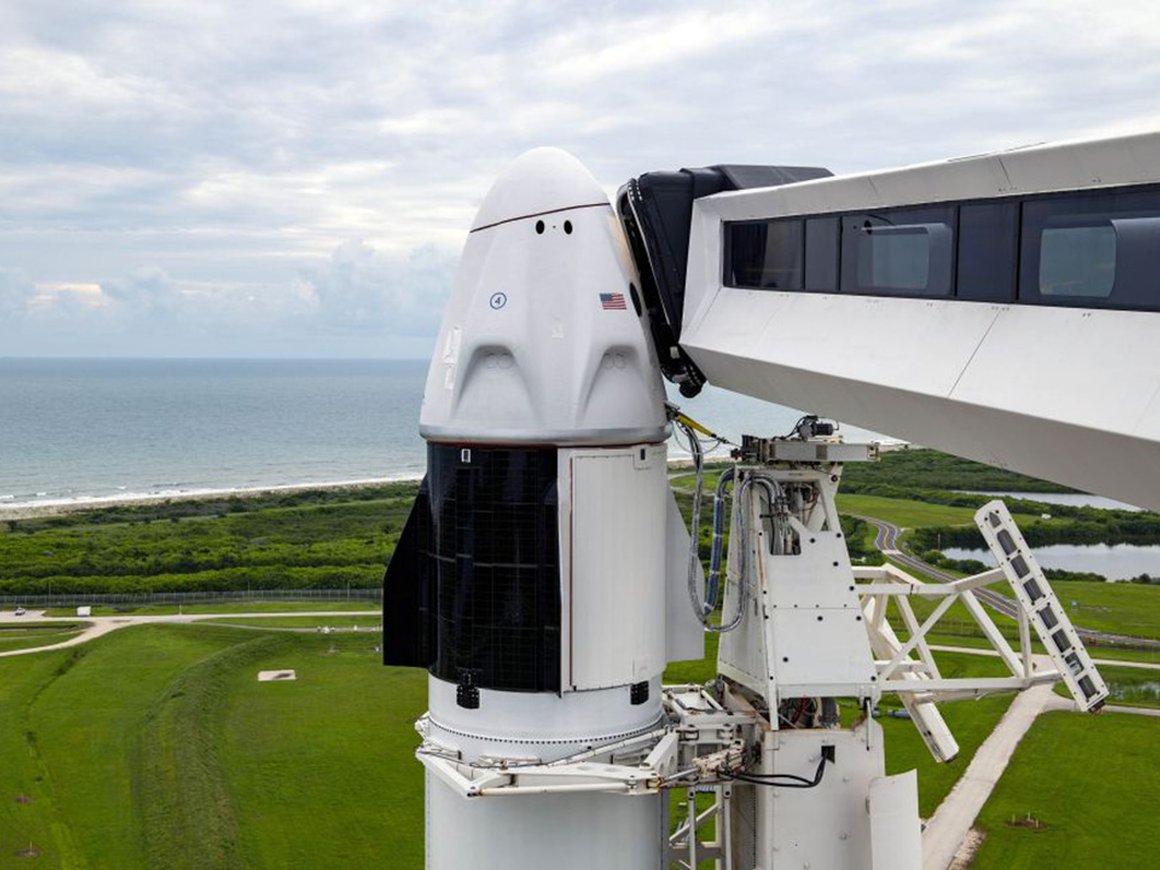 SpaceX впервые запустила на орбиту гражданский экипаж