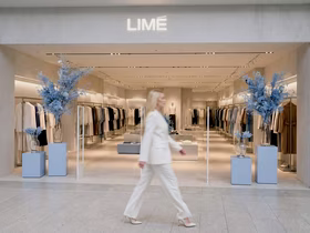 Девушка проходит мимо магазина Lime
