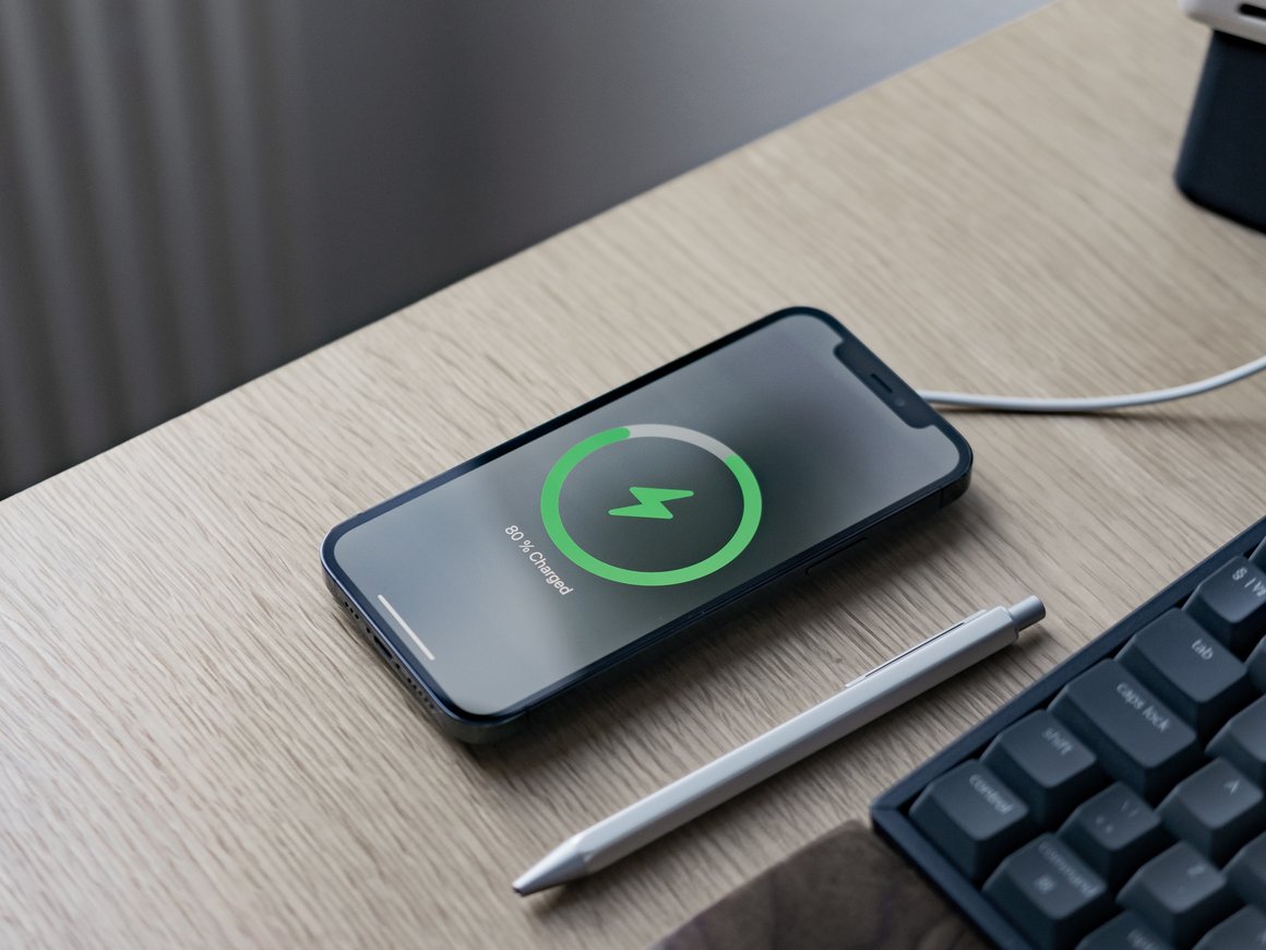 Россиянам рекомендовали не использовать чужие зарядки для смартфонов