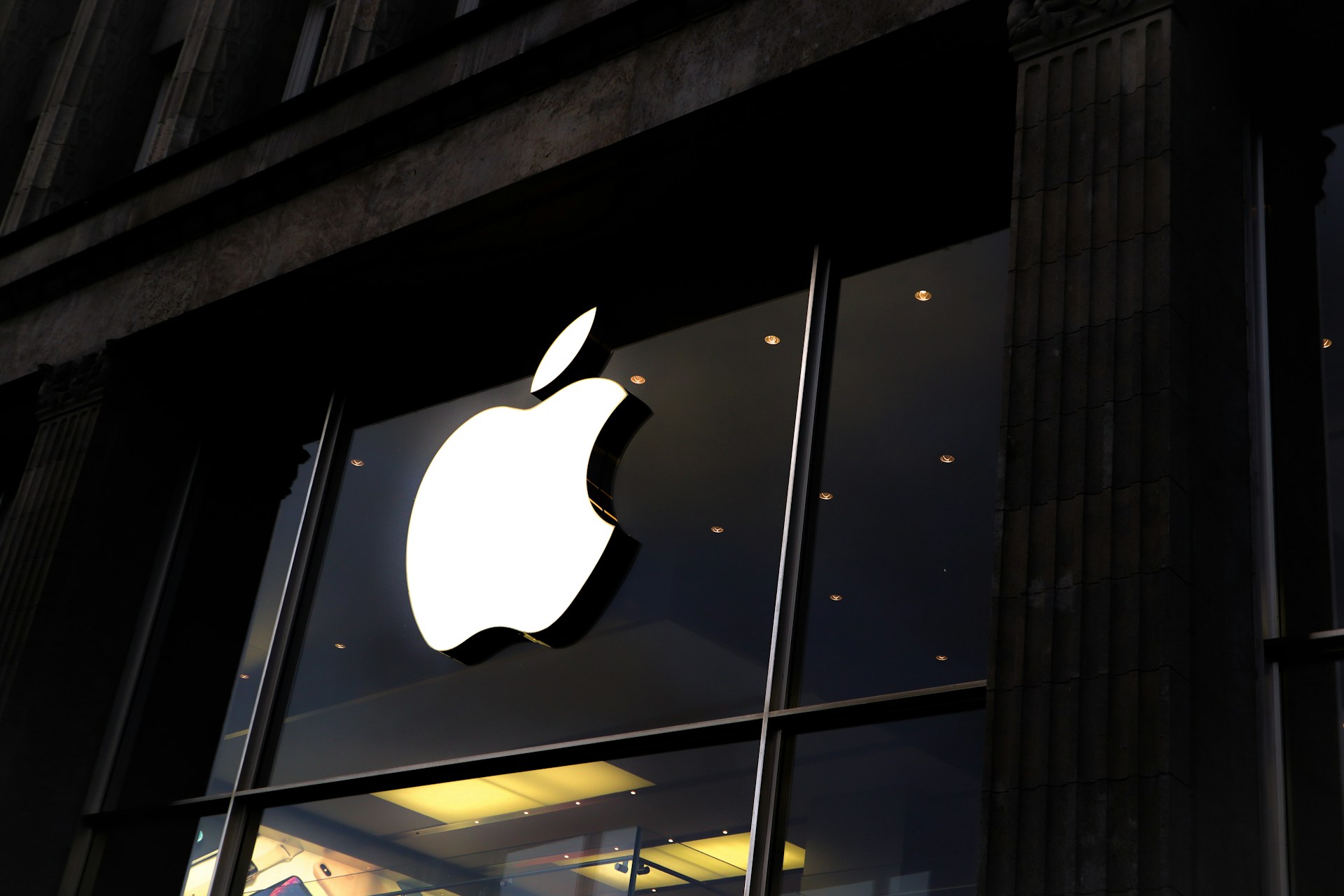 На Apple подали в суд из-за ложной рекламы функций ИИ
