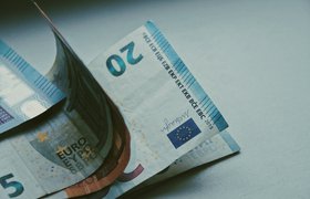 Курс евро на Мосбирже опустился ниже 52 рублей впервые с октября 2014 года