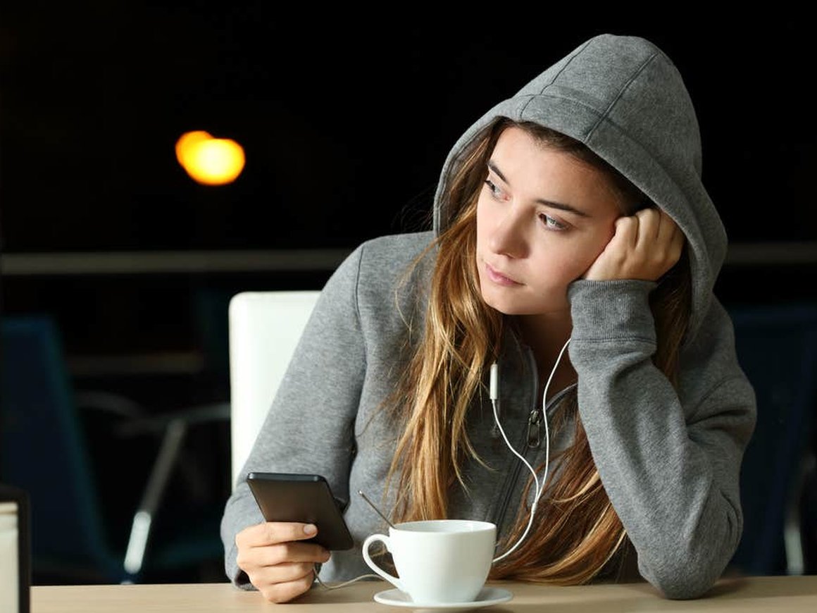 Как родители и учителя могут помочь молодежи справиться с одиночеством